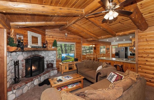 Upper Moonridge Cabin | Single-Story! Pet Friendly! Hot Tub! Pool Table!