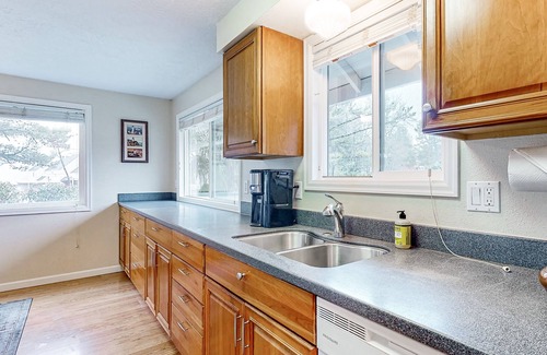 Gresham House | Single-story townhome with 2 patios, outdoor pool & great location near Gorge