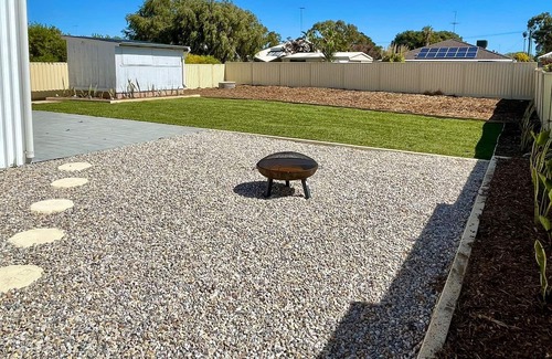 Singleton House | Singleton Seaside Bungalow Retreat 3 minute walk to the beach.