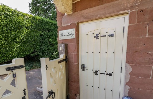 Iverley Cabin | SION LODGE, pet friendly, with hot tub in Belbroughton