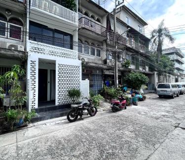Phra Khanong House | Siri Designer 3-Storey Townhouse with Garden and Luxury Amenities
