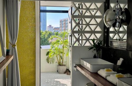 Phra Khanong House | Siri Designer 3-Storey Townhouse with Garden and Luxury Amenities
