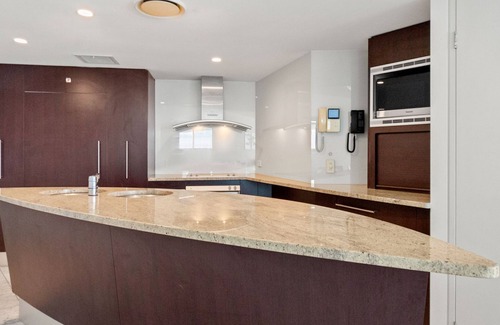 Mooloolaba Apartment | Sirocco 507 by G1 Holidays - Two Bedroom Beachfront Oveanview Apartment in Sirocco Resort
