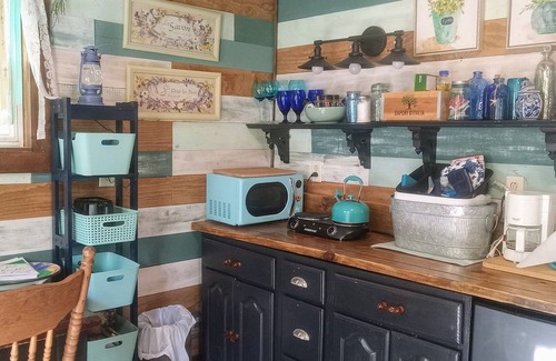 Dellslow Cabin | SIS's Treehouse Cozy & Charming located within forests on 26 acres Morgantown WV