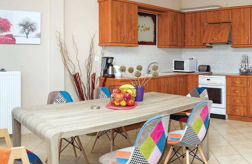 Adelianos Kampos House | Situated at the end of a small no-through road on the outskirts of Adelianos Kampos, everything you