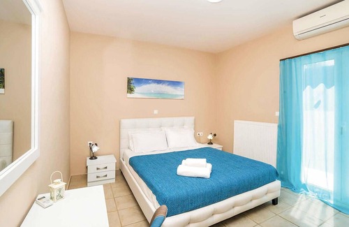 Adelianos Kampos House | Situated at the end of a small no-through road on the outskirts of Adelianos Kampos, everything you