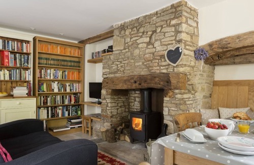 Wall-under-heywood Cottage | Situated on the edge of the Shropshire Hills, New Inn Cottage, a 2 guest holiday home provides excel