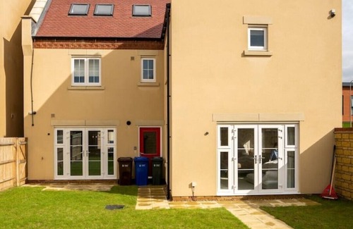Bicester House | Six Bedroom Detached House Super Close to Bicester Outlet