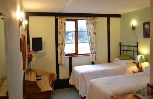 Beyton Hotel | Six Bells