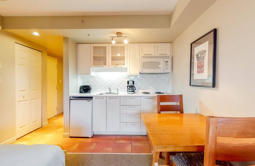 Whistler Village Apartment | Sixth-floor skier's dream studio in Village with fireplace & gym, walk to lifts