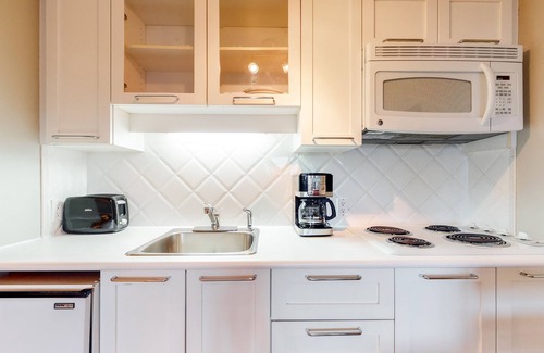 Whistler Village Apartment | Sixth-floor skier's dream studio in Village with fireplace & gym, walk to lifts