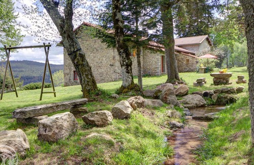 Chalmazel-Jeansagniere Cottage | Ski Chalet: Cozy 3-BR with Fireplace, Near Chalmazel Slopes, Ideal for Families