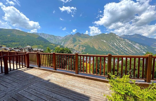 Saint-Martin-de-Belleville Apartment | Ski-In/Ski-Out Apartment with Terrace and Modern Amenities in St Martin de Belleville