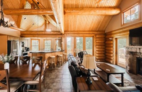 Three Peaks House | Ski Hike Relax - Log Cabin with Views - Hot tub