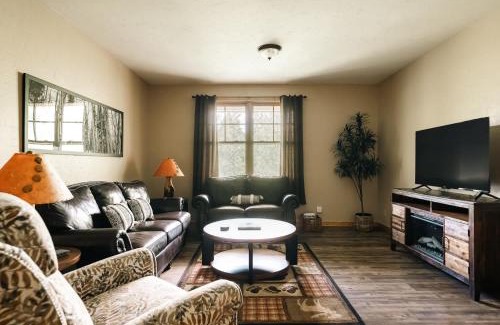 Three Peaks House | Ski Hike Relax - Log Cabin with Views - Hot tub