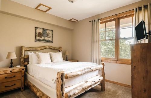 Three Peaks House | Ski Hike Relax - Log Cabin with Views - Hot tub