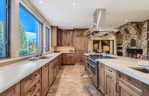 Peak 8 House | Ski In/Out, Every room an En Suite. Location!