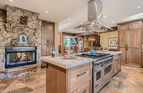 Peak 8 House | Ski In/Out, Every room an En Suite. Location!