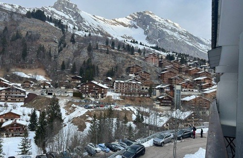 Le Chinaillon Apartment | Ski-In/Out Studio - Sleeps 4 - Garage - Close to ESF & Chairlift - West-Facing Balcony