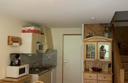 Station de Drouzin le Mont Apartment | Ski-In/Ski-Out Duplex: Balcony, Parking, Steps from Gondola/Button