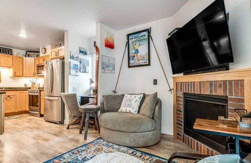 Warren Condo | Ski-In/Ski-Out Condo with Fireplace, Fast WiFi, Washer/Dryer & Seasonal Pool