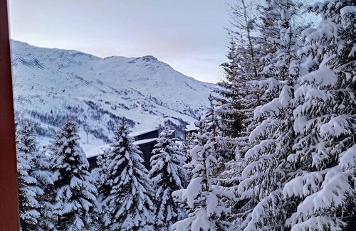 Reberty Apartment | Ski-In/Ski-Out Studio in Les Menuires - Sleeps 4, Mountain View, Fully Equipped Kitchen