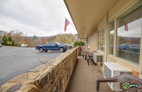 Mount Jackson Condo | Ski/MTB/Golf Condo (#116) - Slope side | Mountain & golf course views | Walk-in access!