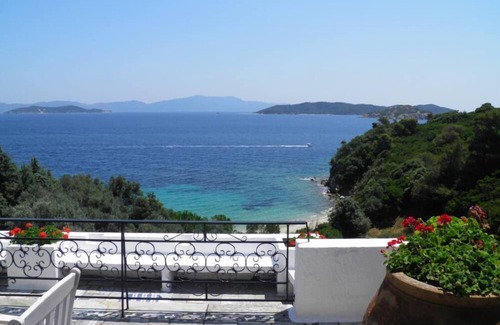 Kanapitsa House | Skiathos: Beautiful Villa with access to private beach