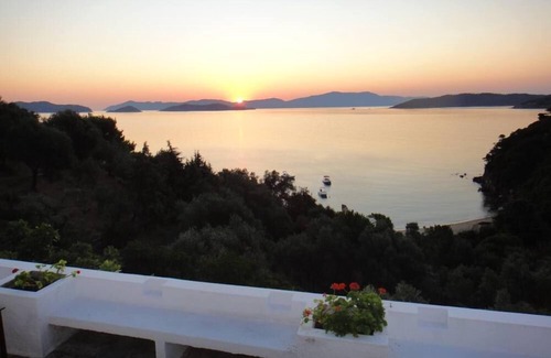 Kanapitsa House | Skiathos: Beautiful Villa with access to private beach