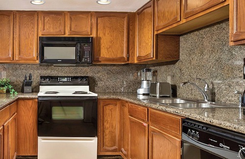 Flagstaff House | Skiing, Grand Canyon, Golfing, Pools!