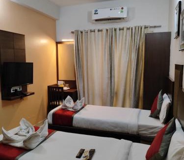 Thousand Lights Hotel | SKY GATE HOTEL Near Apollo MAIN, Women's & Children's US Consulate Sankara Netralaya Goethe Institute PrestigePalladium Shastri Bhavan Senmozhi Poonga Raj Ratnam Stadium TAJ Coromandal India Oil Bhavan Dr Mohan's Diabetics VAC Chennai