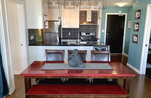 Crosstown Condo | Sky High 3BR/2BTH - Spectacular Views, Free Parking!