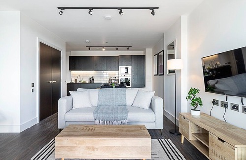 College Park and Old Oak Apartment | Sky-High Apartment with Modern Decor