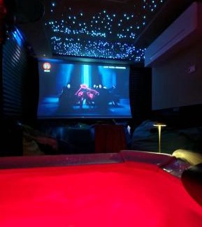 Pomezia Apartment | Sky Lounge Terrazza di Cesare Luxury Rooftop minipiscina-spa Sala Cinema WIFI parcheggio