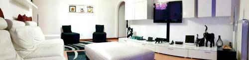 Pomezia Apartment | Sky Lounge Terrazza di Cesare Luxury Rooftop minipiscina-spa Sala Cinema WIFI parcheggio