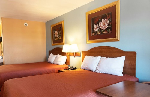 Western Division House | Sky Palace Inn & Suites By Jasper Laredo- 2 Queen Bed Non Smoking