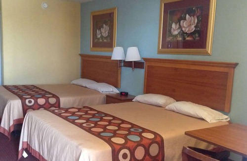Western Division House | Sky Palace Inn & Suites By Jasper Laredo - 2 Queen Bed Smoking
