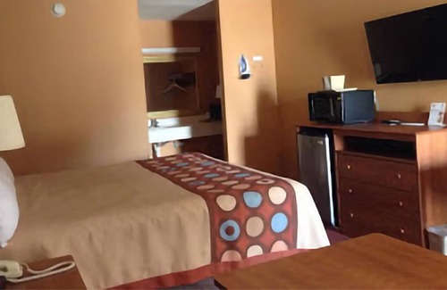 Western Division House | Sky Palace Inn & Suites By Jasper Laredo - Executive 1 King Bed Non-Smoking