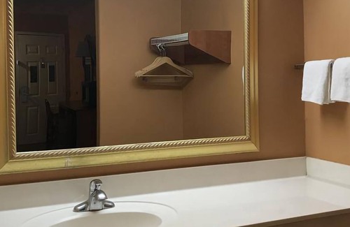Western Division House | Sky Palace Inn & Suites By Jasper Laredo - Executive 1 King Bed Non-Smoking