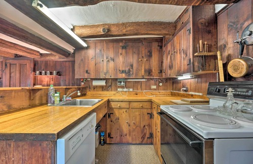 Salem House | 'Sky Parlor Farm' on 480 Acres w/Fire Pit!