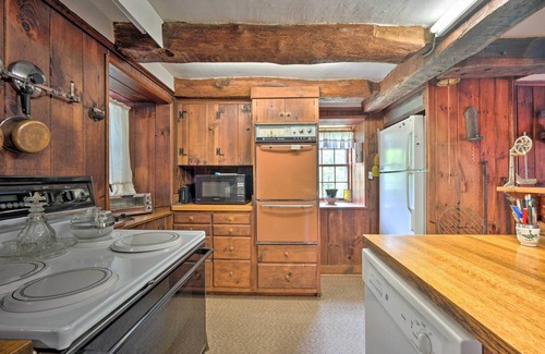 Salem House | 'Sky Parlor Farm' on 480 Acres w/Fire Pit!