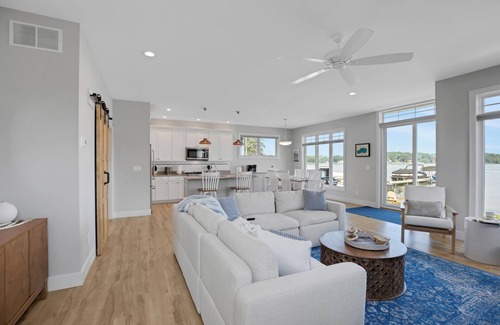 Brooklyn House | Skye Retreat on Wamplers Lake- Sleeps 9, swimming, boating and relaxation