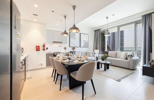 Downtown Dubai Apartment | Skyline Haven | Ocean Views | 9 Min Walk to Dubai Mall