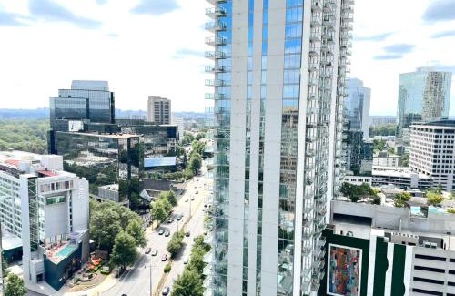 North Buckhead Apartment | Skyline Retreat Penthouse, Top Floor, Year round Pool, City View!