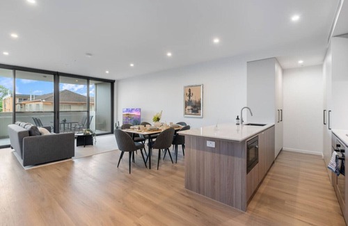 East Brisbane Apartment | Skyline & Rooftop Pool | 2BR Modern Stay Near CBD