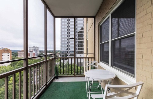 Downtown Atlanta Condo | Skyline Stay - Chic 1BR in Downtown Atlanta