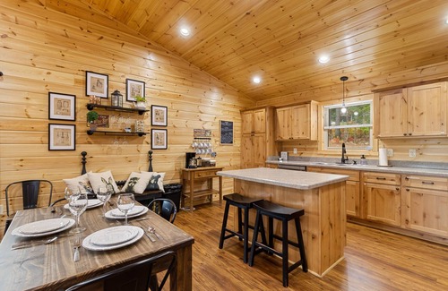 Stanley Cabin | Skyline View: New build! A+ views! Spacious!