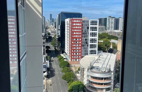 Teneriffe Apartment | Skyline views & Rooftop Pool in Trendy Newstead