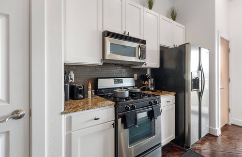 Midtown House | Skyline Views/Fully gated 2 bd/Garage Parking/5 Min to TMC and Downtown