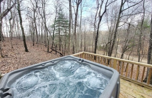 Stanton Cabin | Skyridge Woodland Cabin @ tranquil High Rock - Wi-Fi, Hot tub, Pet friendly